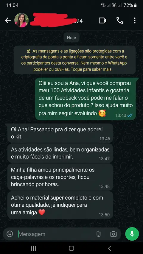 Depoimento de cliente destacando a organização, a qualidade e as atividades favoritas da filha